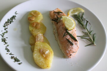 salmon with rosemarry and potatoes