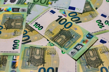 Arrangement of crisp 100 EUR banknotes