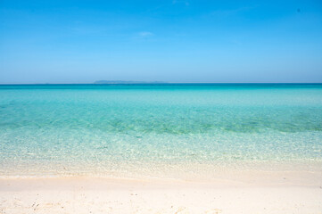 Fototapeta premium Beautiful tropical white sand beach and sea