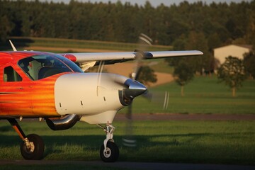 Propellerflugzeug auf Graspiste