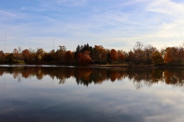 Fototapeta na wymiar The calm country lake on a sunny autumn morning. 