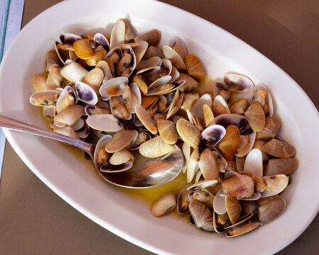 Raci&oacute;n de coquinas de Huelva. Gastronom&iacute;a deliciosa de Espa&ntilde;a