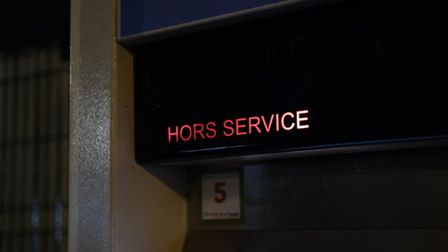 Machine hors service retro&eacute;lair&eacute; en rouge la nuit
