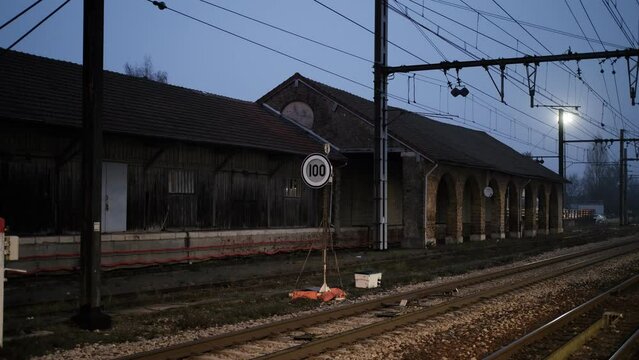 Panneau 100 clignotant dans une gare &agrave; l'aube