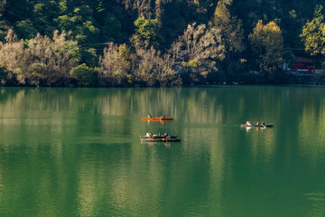 Fototapeta na wymiar Nainital lake in the autumn months