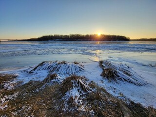 Obraz premium sunset on the river