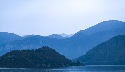 Montagnes en dégradé, Carvagnana, lac de Côme, Italie