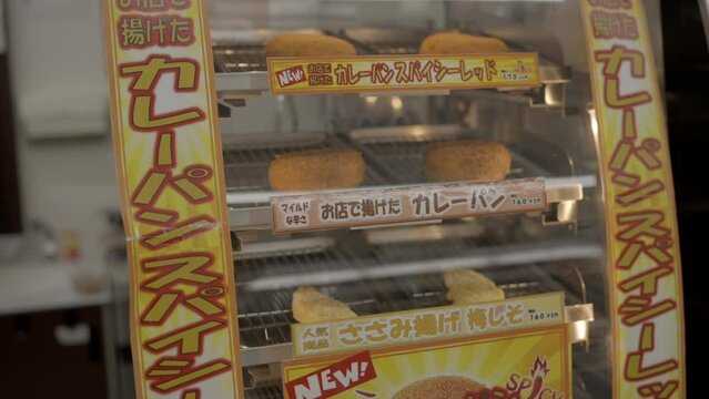 This video shows fried snacks behind a glass display at a Japanese convenient store.