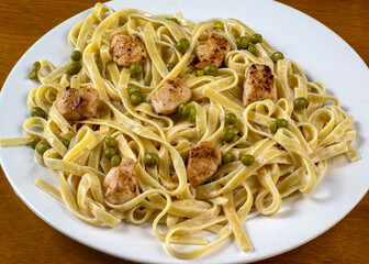 chicken alfredo fettuccine with peas and alfredo sauce