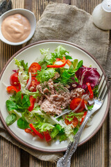 Healthy vegetable salad with lettuce, tomatoes and canned tuna