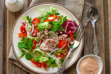 Healthy vegetable salad with lettuce, tomatoes and canned tuna
