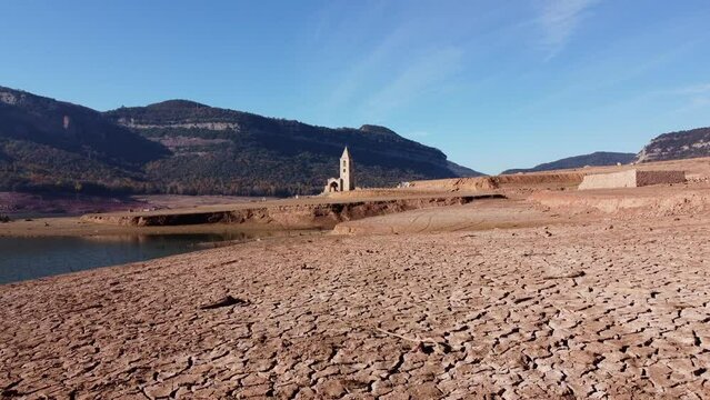 Sau Swamp without water because of the problems of extreme dryness and lack of rain. Soil desertification, lack of water, climate change, environmental problems. Pant&agrave; de Sau, Catalonia.