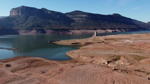 Sau Swamp without water because of the problems of extreme dryness and lack of rain. Soil desertification, lack of water, climate change, environmental problems. Pant&agrave; de Sau, Catalonia.