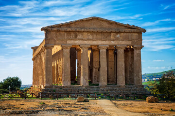 Obraz premium The famous Temple of Concordia in the Valley of Temples near Agrigento, Sicily, Italy