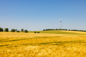 Windkraftanlage in Landschaft im Sommer