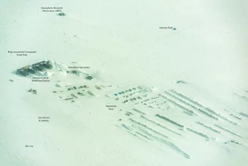 Gordijnen Annotated aerial image of Amundsen-Scott South Pole Research Station © James Stone