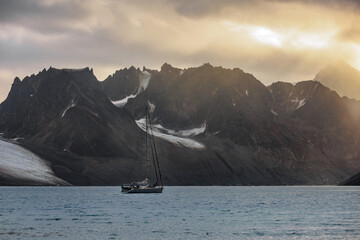 Fototapeta na wymiar boat in fjord 