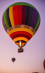 Fototapeta premium Globos aerostáticos volando sobre zona arqueológica de México al amanecer en Teotihuacán