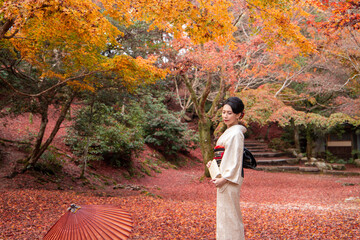 紅葉と着物姿の女性