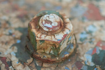 塗装がひび割れ古く錆びたボルトとナット