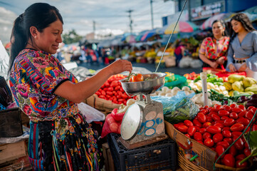 Mercado guatemalteco con personas indigenas. 