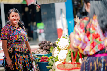 Mujer guatemalteca vende verduras en el mercado de Chichicastenango.