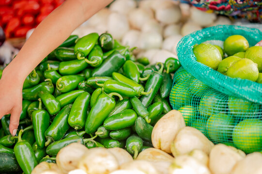 Puesto de venta de vegetales frescos en un mercado local de Guatemala. 
