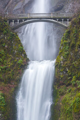 Fototapeta premium Multnomah Falls and Benson footbridge, Oregon, USA located in the Columbia River Gorge along Interstate 84 and the Columbia River Highway