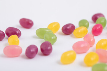 白い背景とグミ　gummies