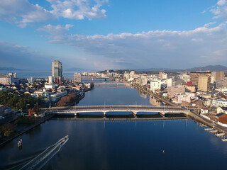 Fototapeta premium ドローンで空撮した秋の松江市の町並みの風景