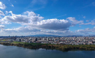 ドローンで空撮した大阪市の町並みと淀川の風景
