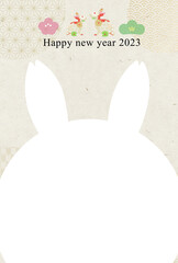 正月のご挨拶　ベージュの和紙に干支のウサギと和柄の年賀状素材