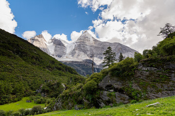 Obraz premium Mountains and river landscape of Daocheng Yading, Sichuan, China. At an average elevation of 3800 meters, Daocheng is renowned for its magnificent mountain and wild lake scenery. 