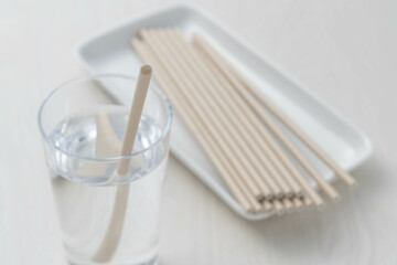 使い捨て食器の紙ストローと木製スプーン