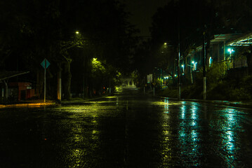 Noche de lluvia en Zona Universitaria, Universidad Veracruzana, en Xalapa, Veracruz