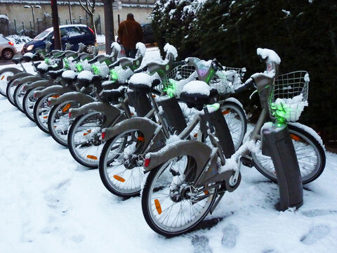 Vélos en libre service Vélib' de l'opérateur JCDecaux à Paris sous la neige à une station située porte de Vanves décembre 2010.