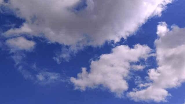 春の青空と雲の動き
