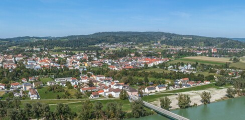 Ausblick auf Simbach am Inn am bayerischen Ufer des Flusses