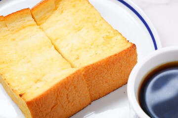 フレンチトーストとコーヒーの朝食