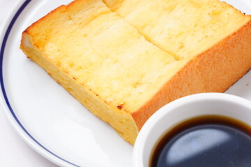 フレンチトーストとコーヒーの朝食