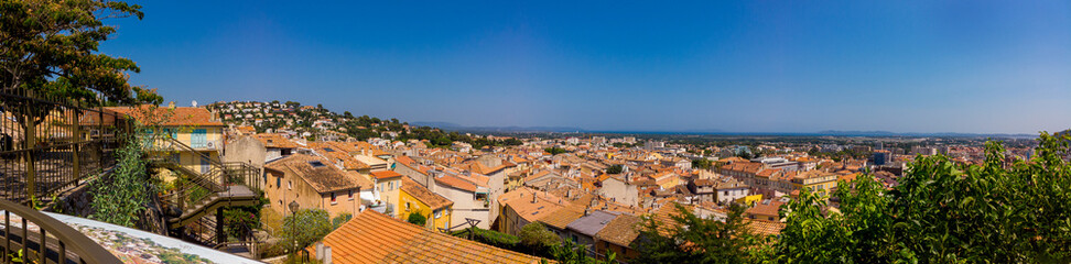 Fototapeta na wymiar highangle panoramic view on Hyères from above la vieux lavoire on a sunny summerday