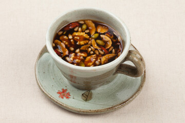 Count's medicine, mugwort's sulfur, etc. are boiled, or the powder is added to hot water and jujube or pine nuts are floated and drunk.
 백작약, 숙지황 따위를 끓여 우리거나, 그 가루를 뜨거운 물에 넣고 대추나 잣을 띄워 마시는 차.