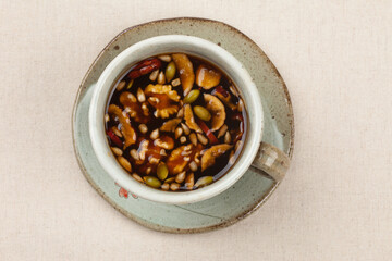 Count's medicine, mugwort's sulfur, etc. are boiled, or the powder is added to hot water and jujube...
