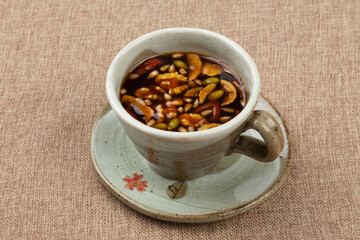 Count's medicine, mugwort's sulfur, etc. are boiled, or the powder is added to hot water and jujube or pine nuts are floated and drunk.
 백작약, 숙지황 따위를 끓여 우리거나, 그 가루를 뜨거운 물에 넣고 대추나 잣을 띄워 마시는 차.