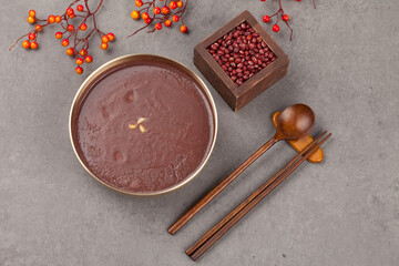 Boiled red beans, crushed them in a sieve, put rice in the water of the field, and put it in a soft...