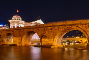 Kamienny Most najstarszy zachowany most w Skopje z czasów osmańskich wieczorową porą. - obrazy, fototapety, plakaty