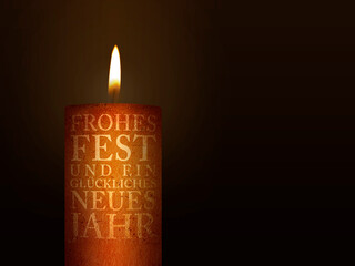 Brennende Kerze in Gold auf dunklem Hintergrund zu Weihnachten mit guten Wünschen