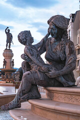 Statua matki i syna i pomnik Filipa II Macedońskiego za plecami. Skopje