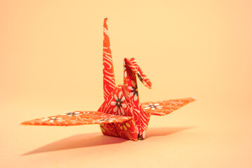 Traditionell nach der japanischen Kunst des Origami gefalteter Kranich aus Papier.