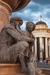 Statua, pomnik, fontanna matki i syna w Skopje - obrazy, fototapety, plakaty